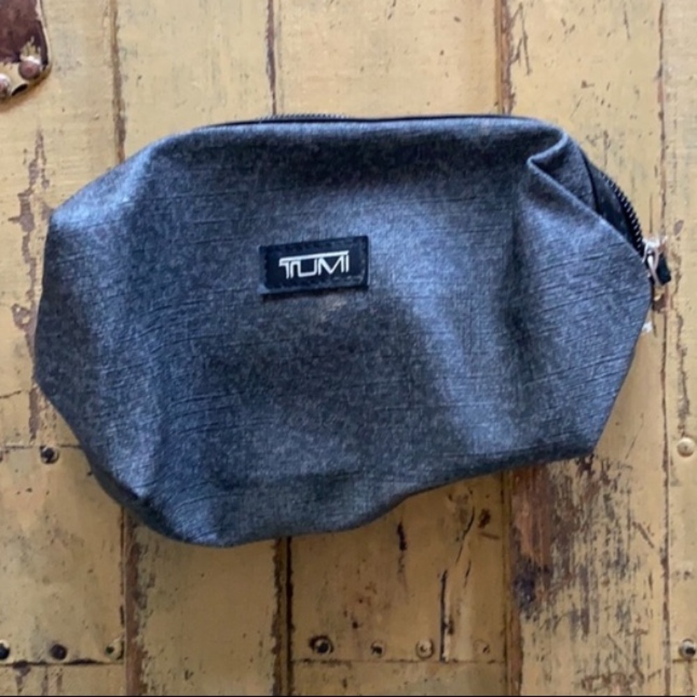 TUMI BRAND TRAVEL TOILETRY BAG CYLINDRICAL FULL ZIP CLOSURE MINI BAG